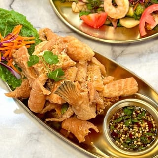 Fried salmon belly with jel som